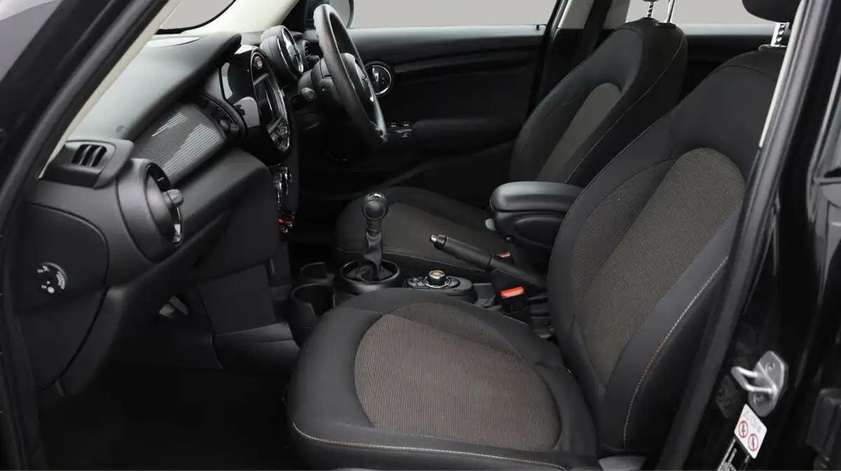 2020-mini-countryman-15-cooper-classic-big-13