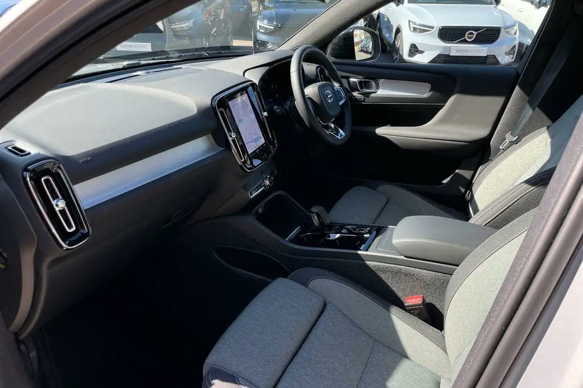 2023-volvo-xc40-20-b3-plus-big-25