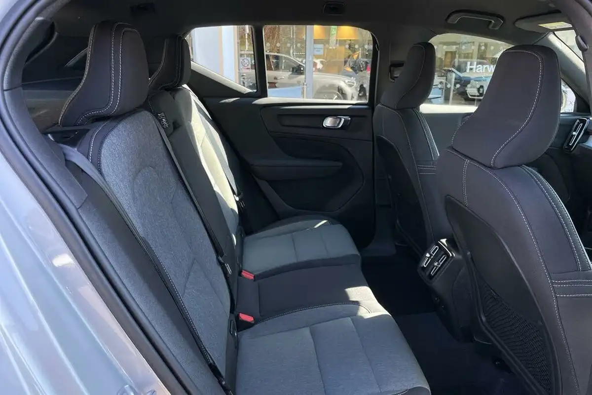 2023-volvo-xc40-20-b3-plus-big-21