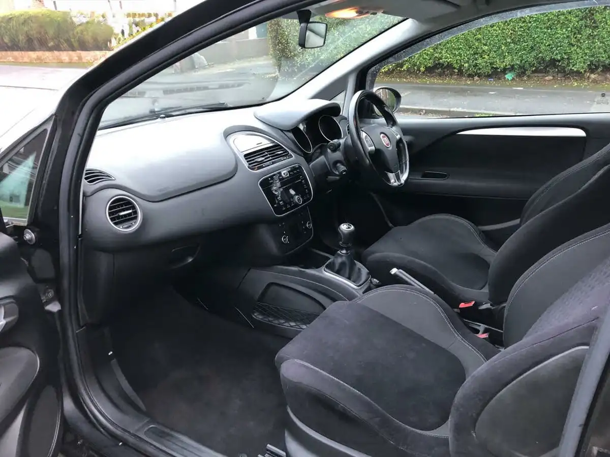 2014-fiat-punto-14-jet-black-ii-big-25