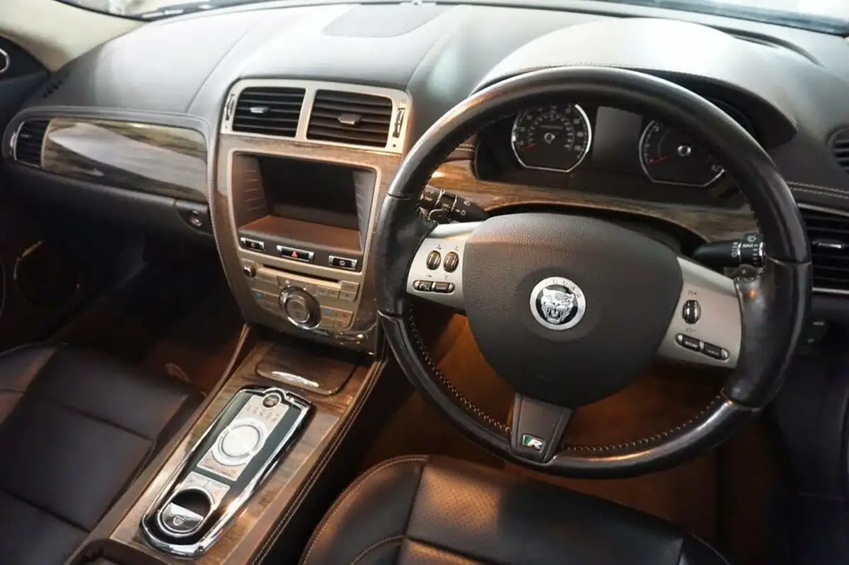 2010-jaguar-xkr-50-convertible-big-16
