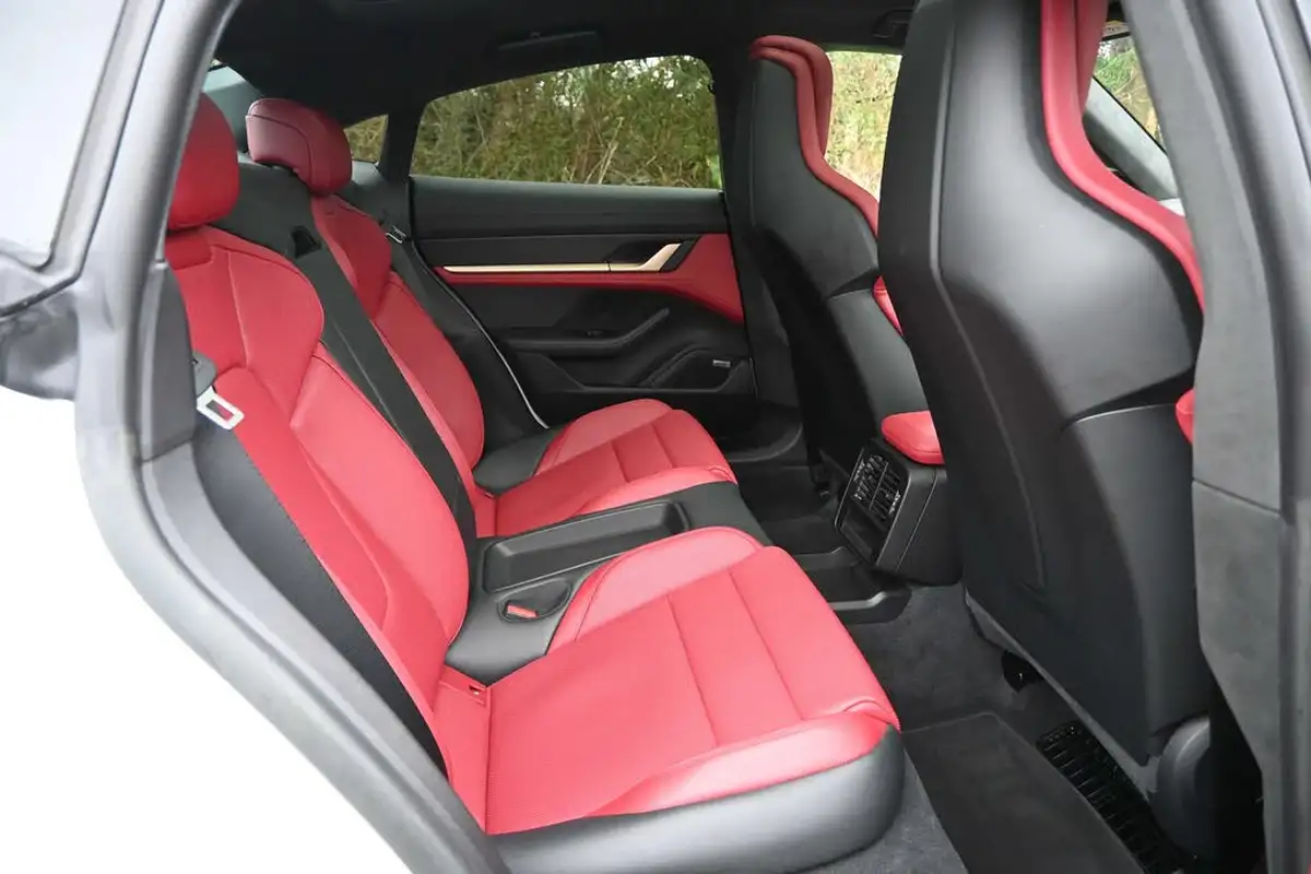 2022-porsche-taycan-e-gts-big-14