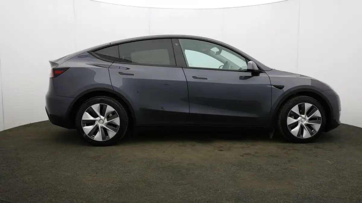 2022-tesla-model-y-e-long-range-big-45