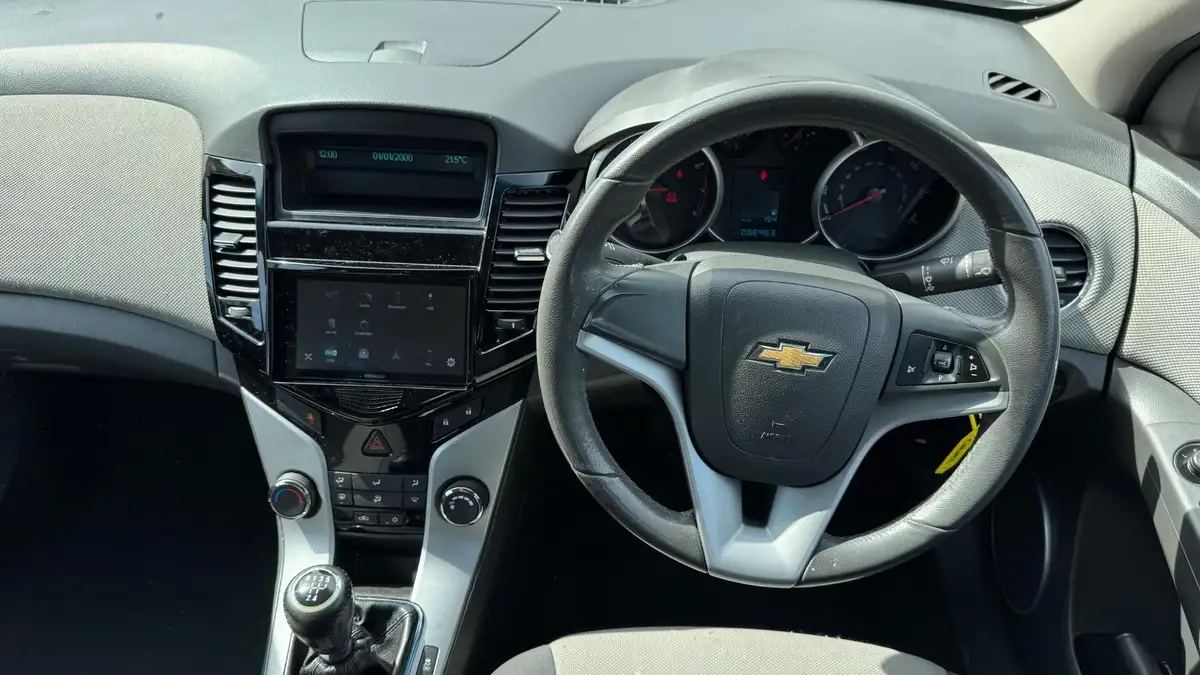 2010-chevrolet-cruze-16-ls-big-9