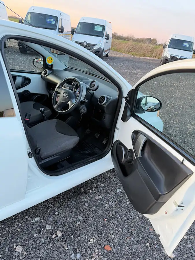 2012-toyota-aygo-10-aygo-fire-5d-big-12
