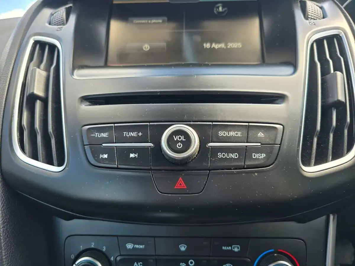2015-ford-focus-16-zetec-hatchback-big-36