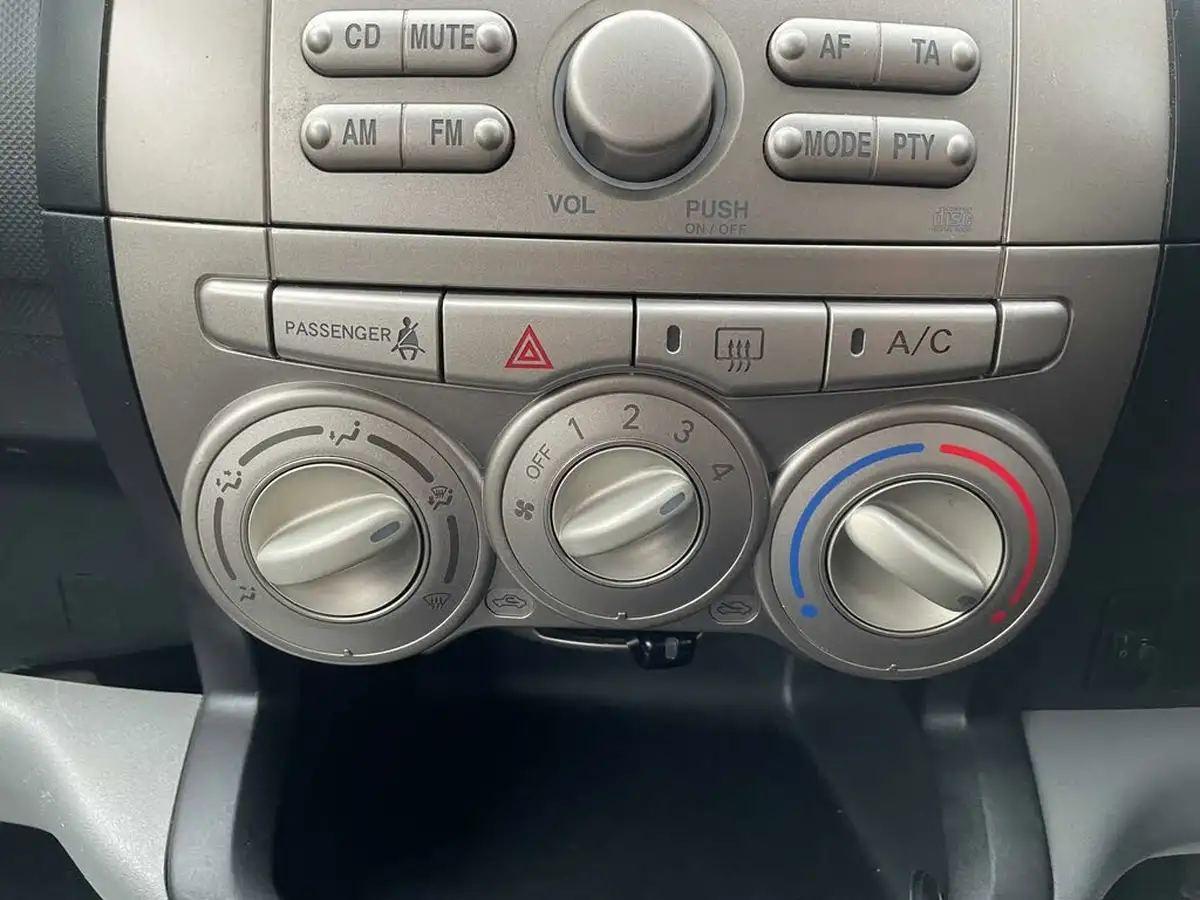 2008-daihatsu-sirion-13-se-big-39