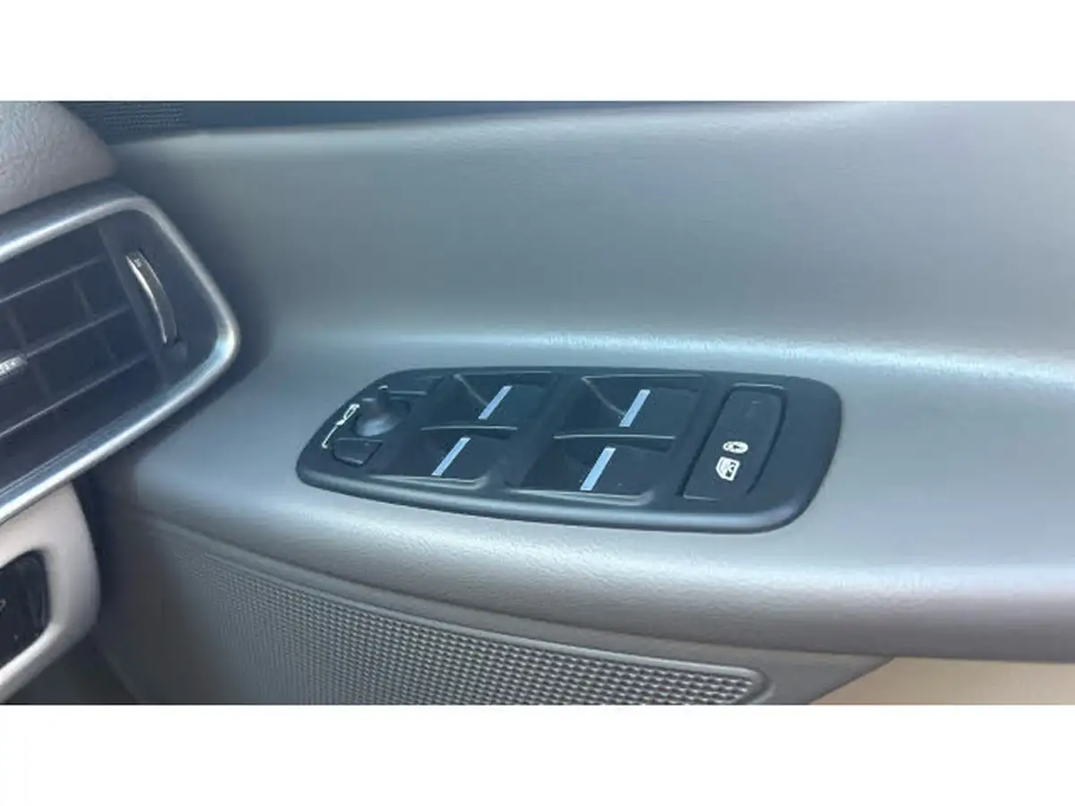 2015-jaguar-xe-20-prestige-big-24