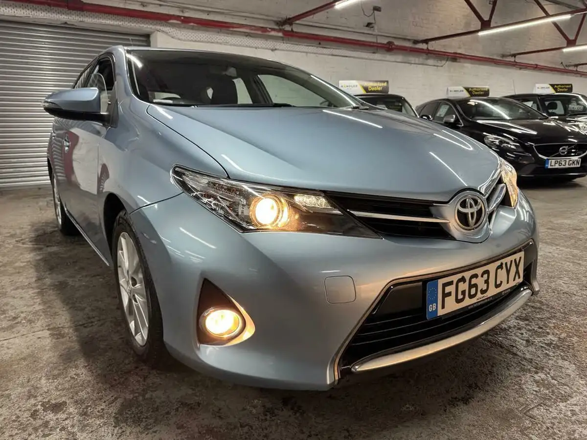 2013-toyota-auris-133-vvt-i-icon-hatchback-big-10
