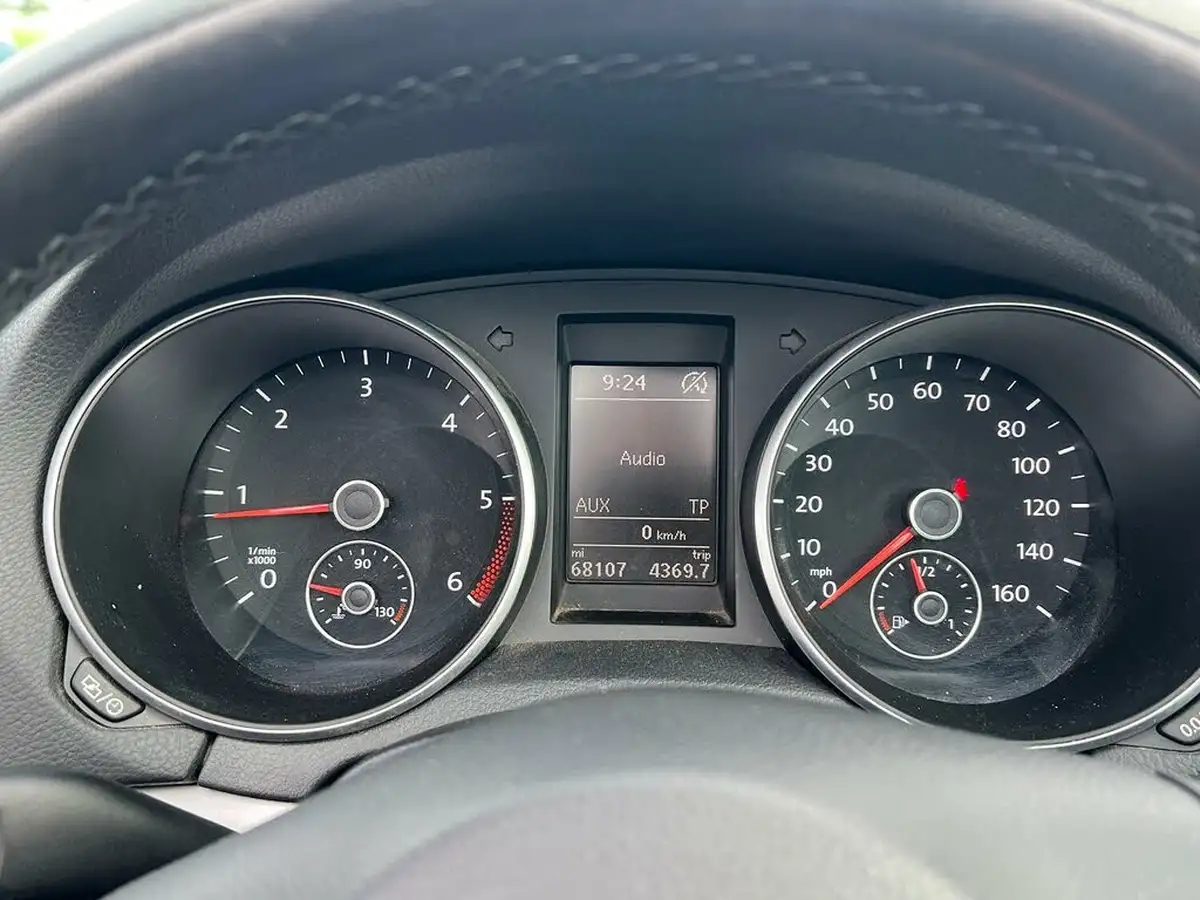 2015-volkswagen-golf-20td-se-big-35