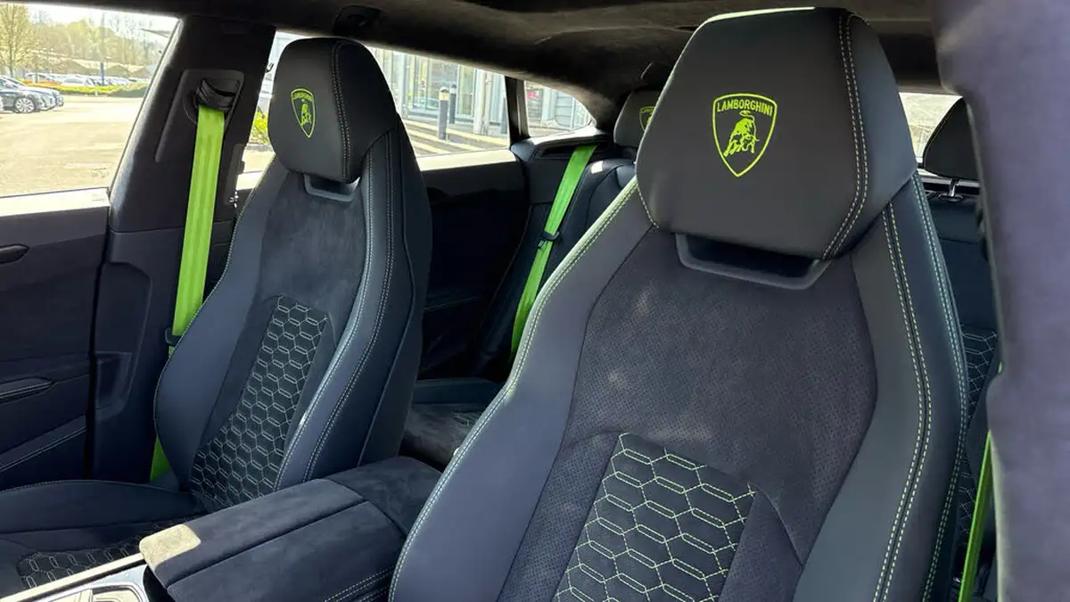 2023-lamborghini-urus-40-no-trim-big-18