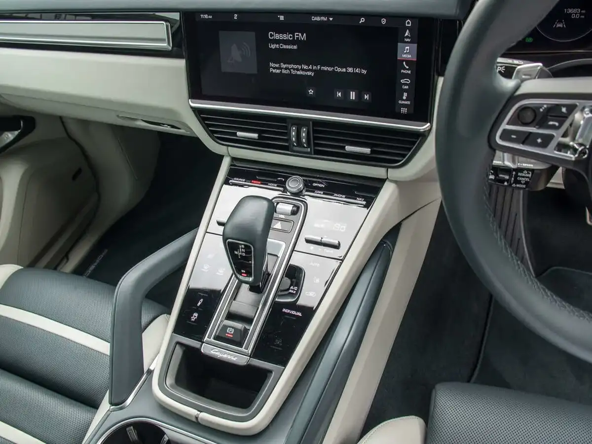 2020-porsche-cayenne-40-v8-turbo-s-e-hybrid-station-wagon-big-19