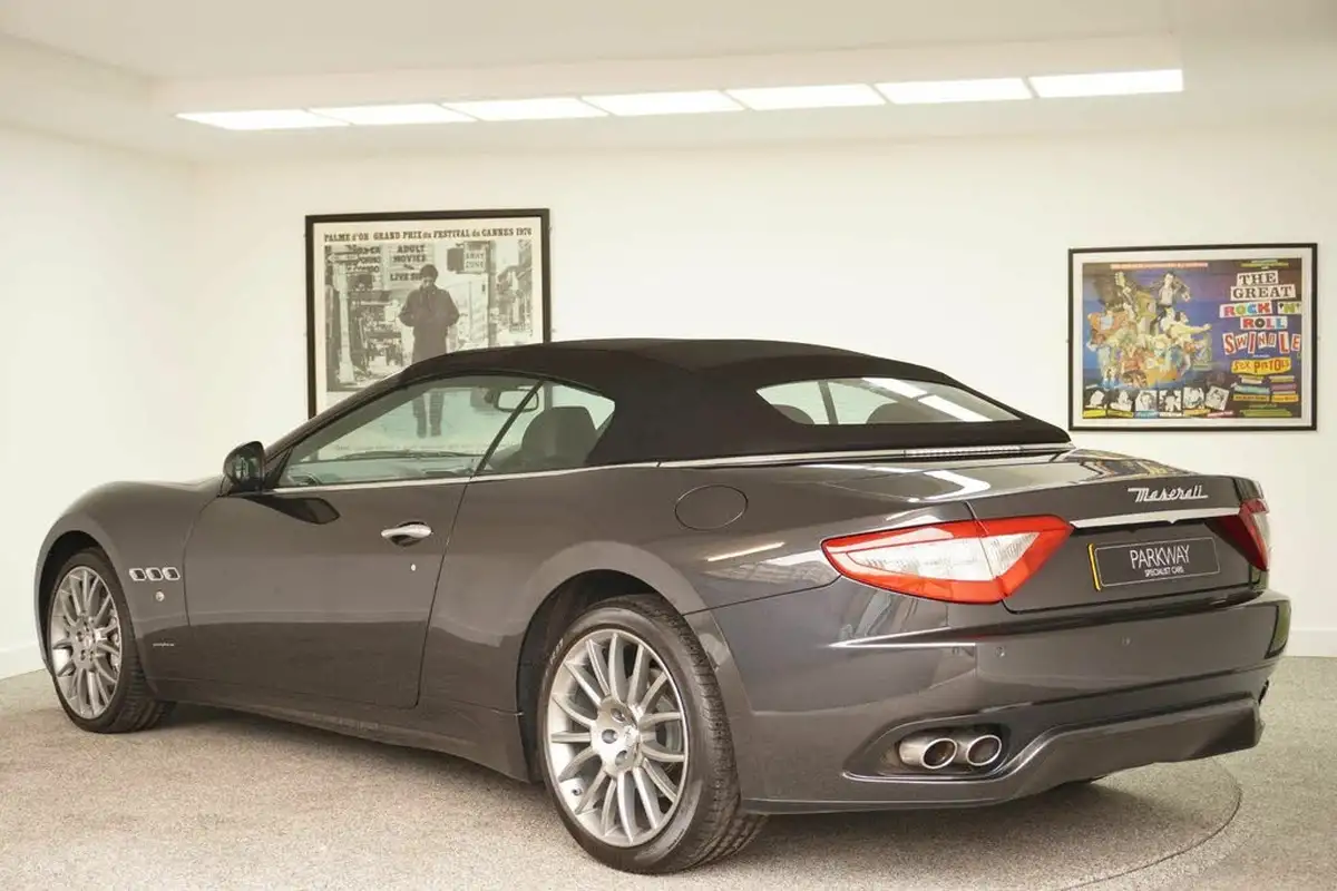 2010-maserati-grancabrio-47-big-12