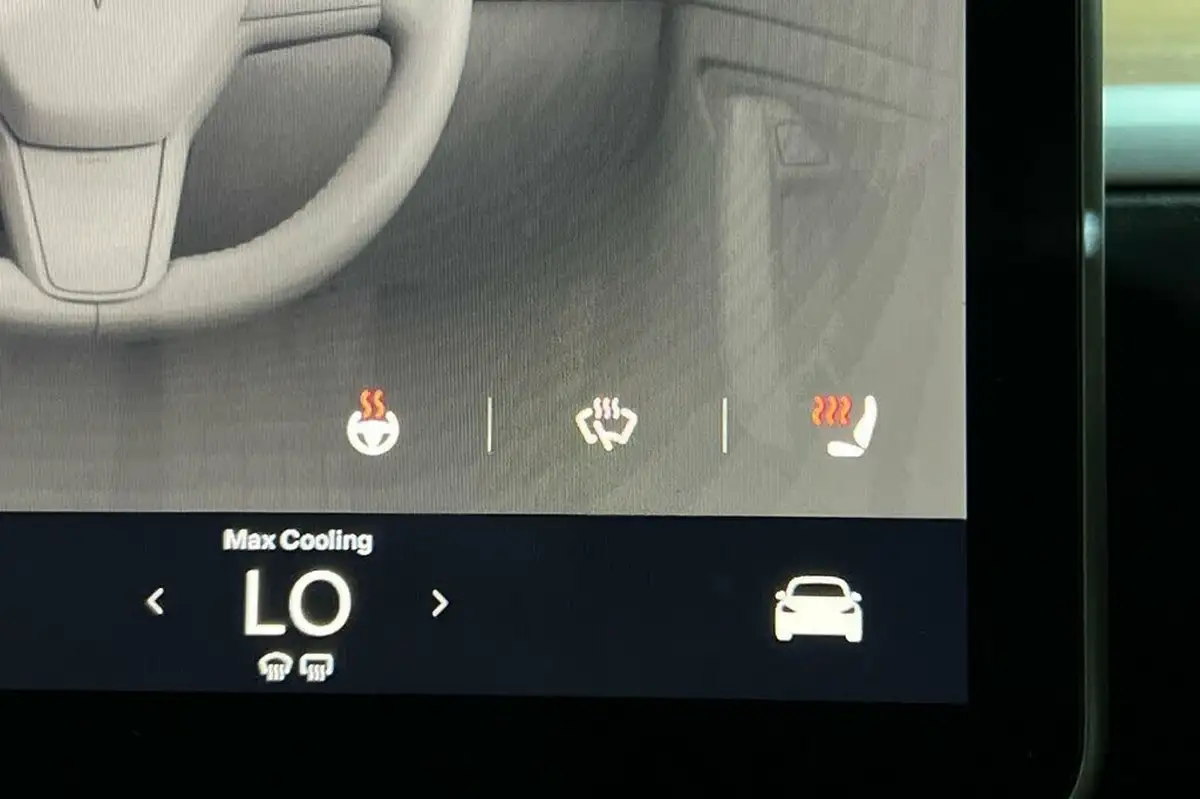 2022-tesla-model-y-e-long-range-big-15