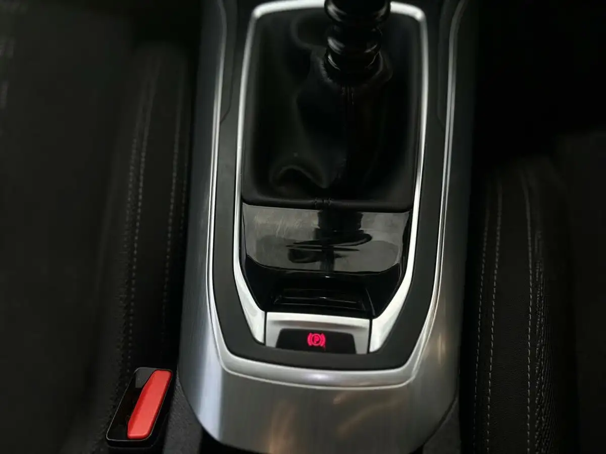 2017-peugeot-308-12-puretech-allure-130bhp-big-22