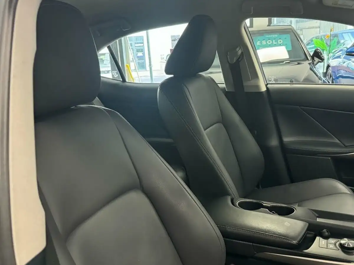2019-lexus-is-300h-25-is-big-18