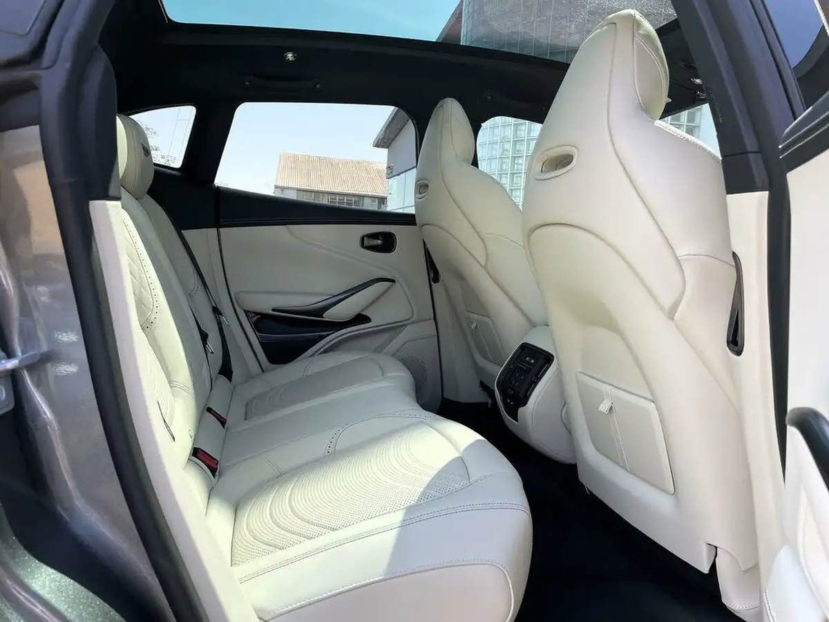 2024-aston-martin-dbx-40-v8-big-24