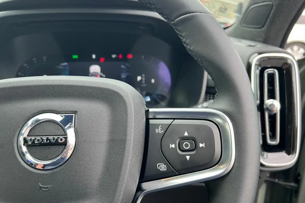 2024-volvo-xc40-20-b3-plus-big-11