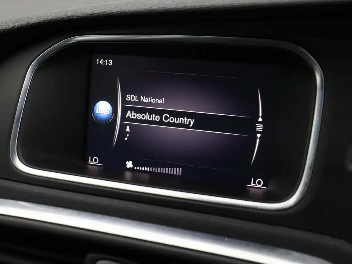 2017-volvo-v40-20-t2-momentum-nav-plus-big-11