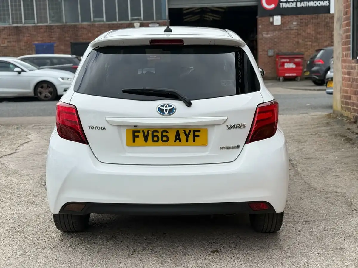 2016-toyota-yaris-15-vvt-i-design-bi-tone-hybrid-big-5