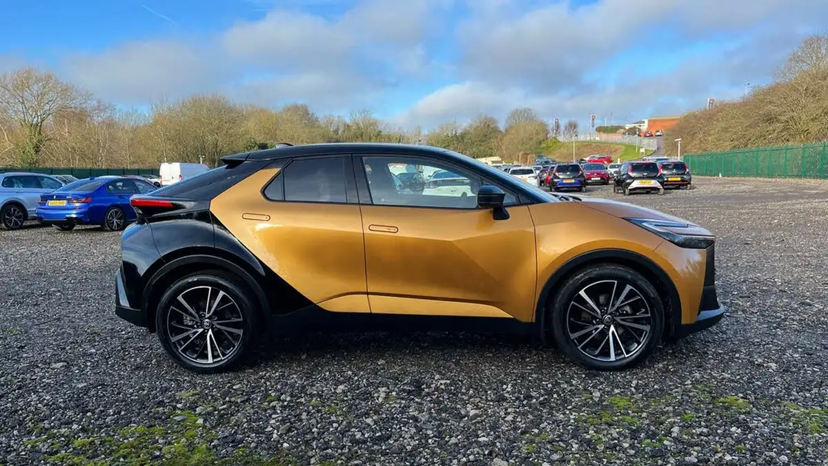 2024-toyota-c-hr-20-vvt-i-premiere-edition-big-15