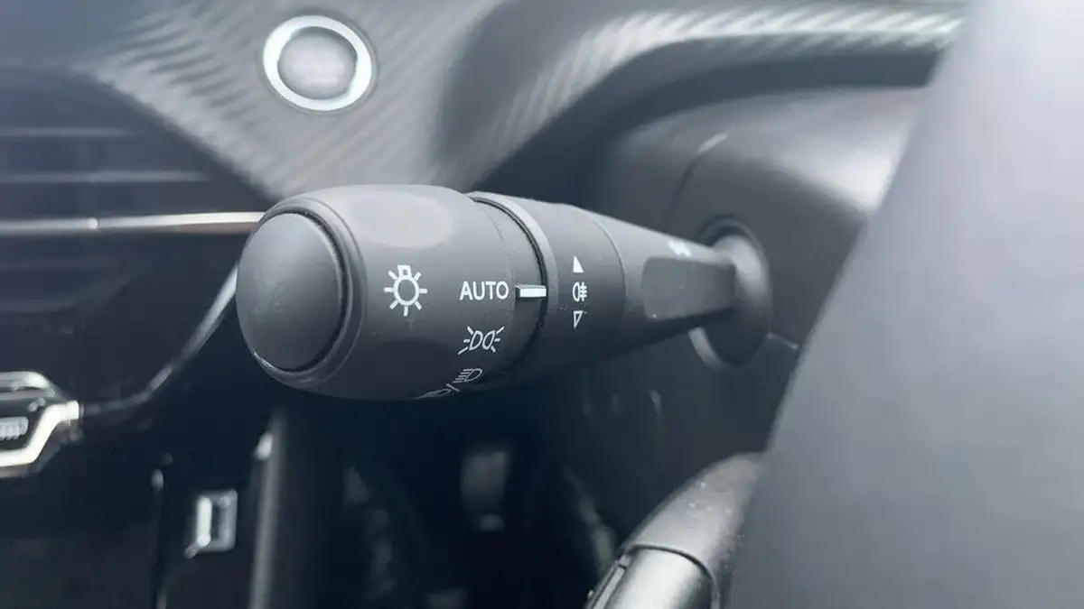 2024-peugeot-208-e-e-style-big-26