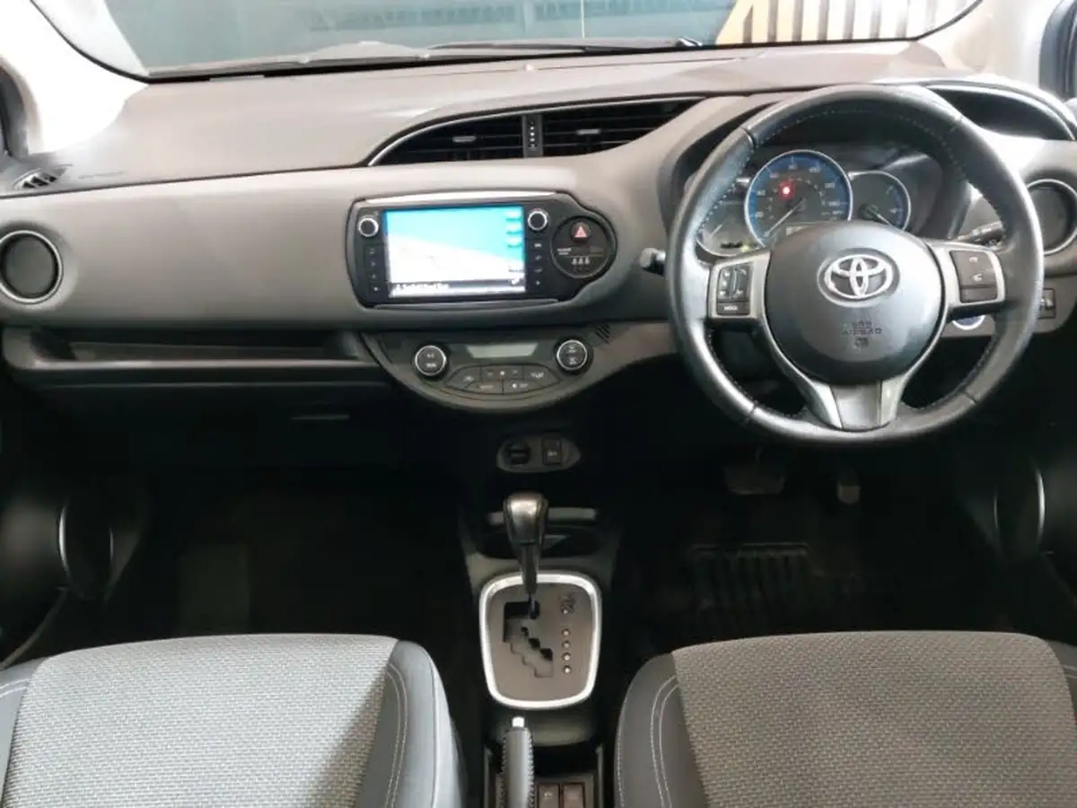 2015-toyota-yaris-15-vvt-i-sport-hybrid-big-2