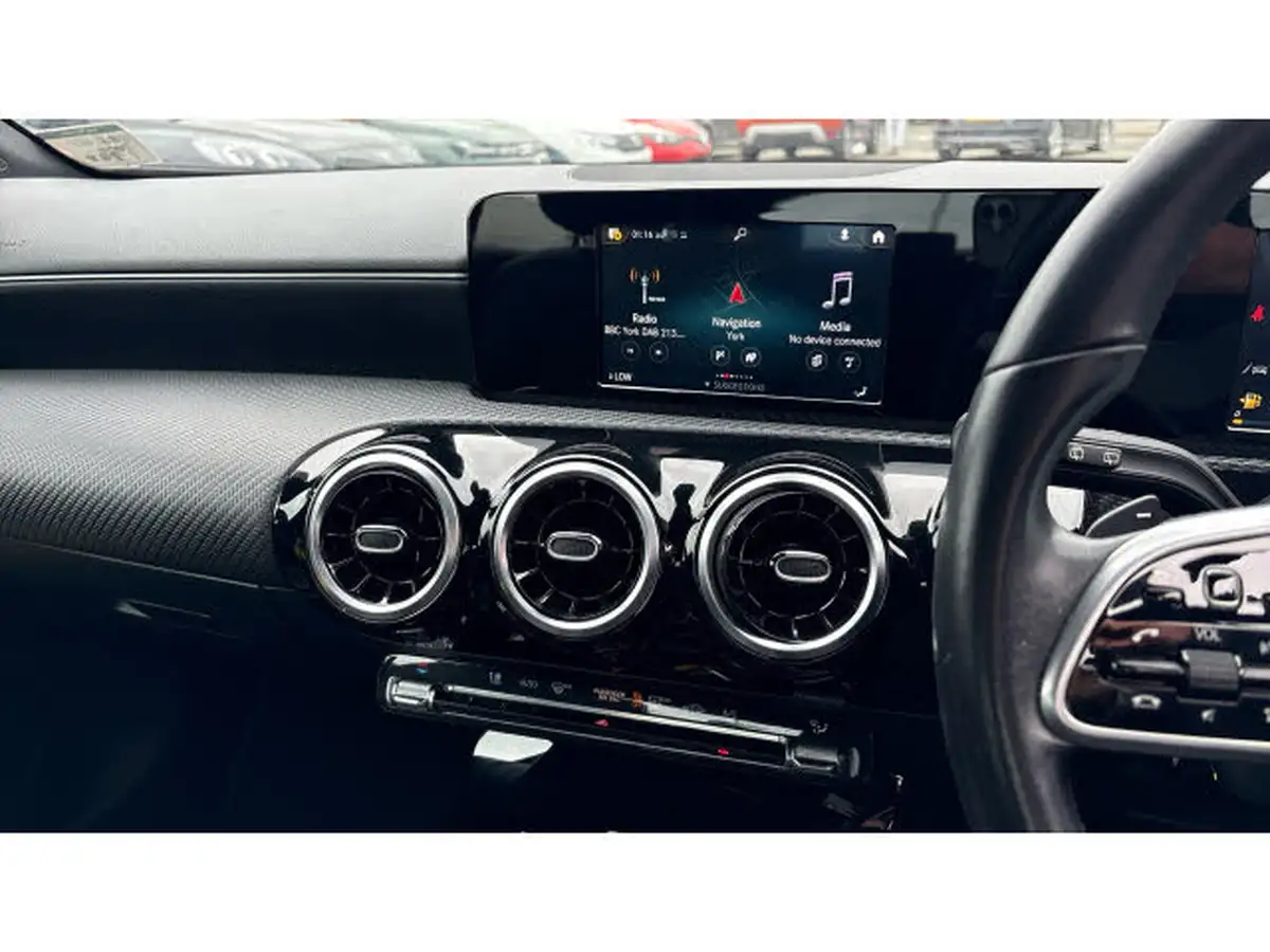 2021-mercedes-benz-a-class-13-a180-se-7g-dct-big-13