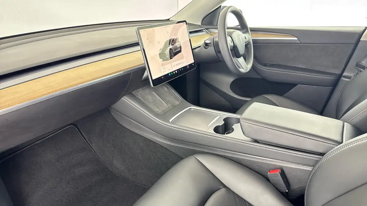 2022-tesla-model-y-e-long-range-big-9
