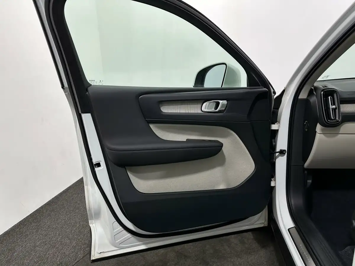 2019-volvo-xc40-20td-d3-inscription-big-29