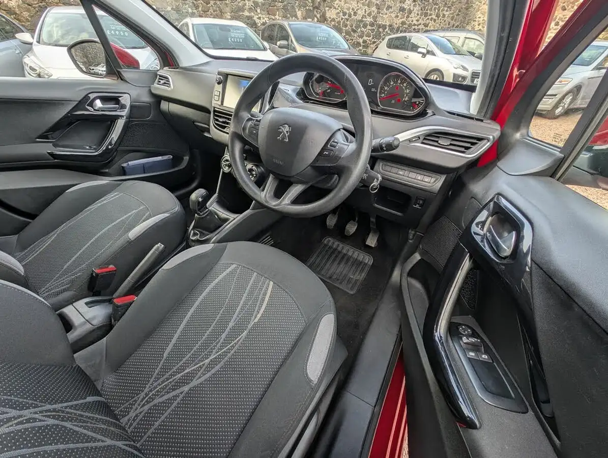 2014-peugeot-208-16td-active-5d-big-7