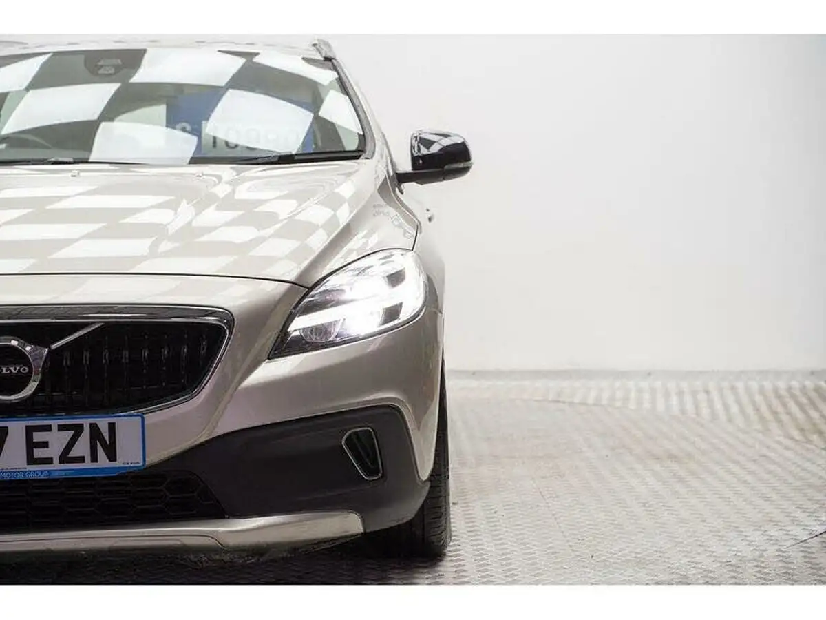 2017-volvo-v40-15-t3-cross-country-big-5