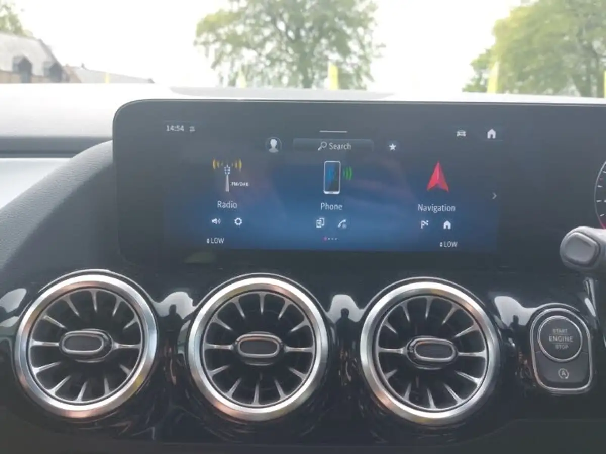 2023-mercedes-benz-gla-class-big-16