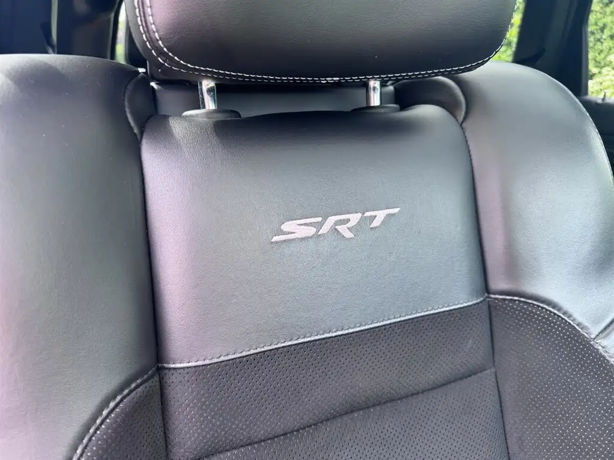 2017-jeep-grand-cherokee-64-hemi-srt-big-10