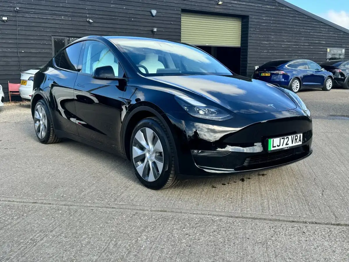 2023-tesla-model-y-e-long-range-big-11