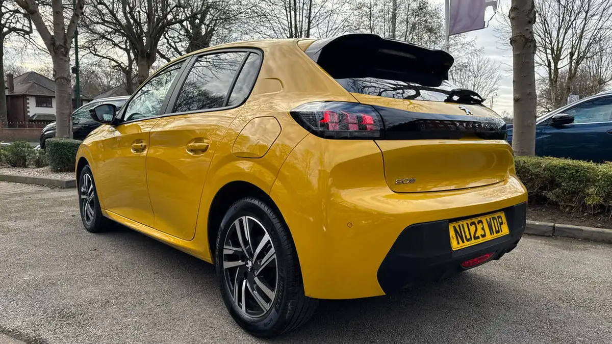 2023-peugeot-208-12-puretech-active-premium-100ps-eat8-big-4