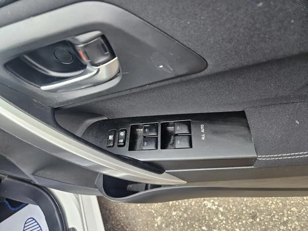 2015-toyota-auris-18-vvt-i-hsd-excel-hatchback-e-cvt-big-25