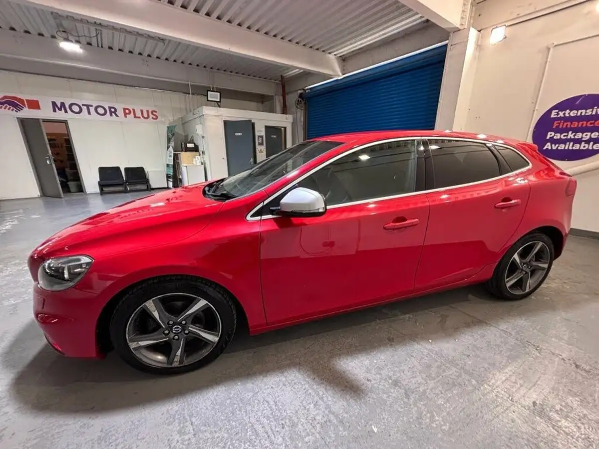 2015-volvo-v40-16td-d2-r-design-big-3