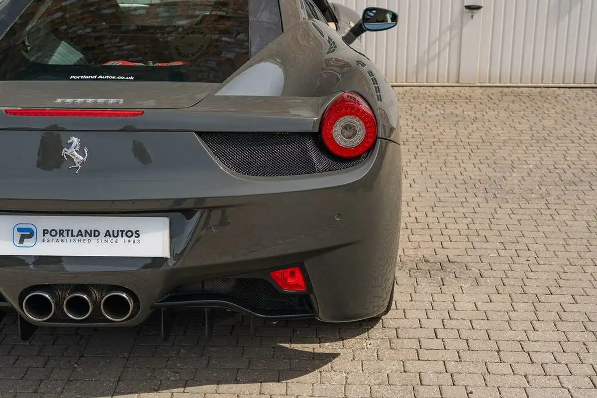 2011-ferrari-458-45-italia-big-26