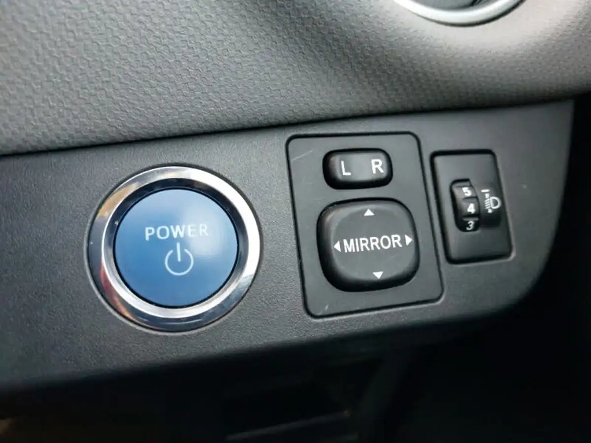 2015-toyota-yaris-15-vvt-i-sport-hybrid-big-17