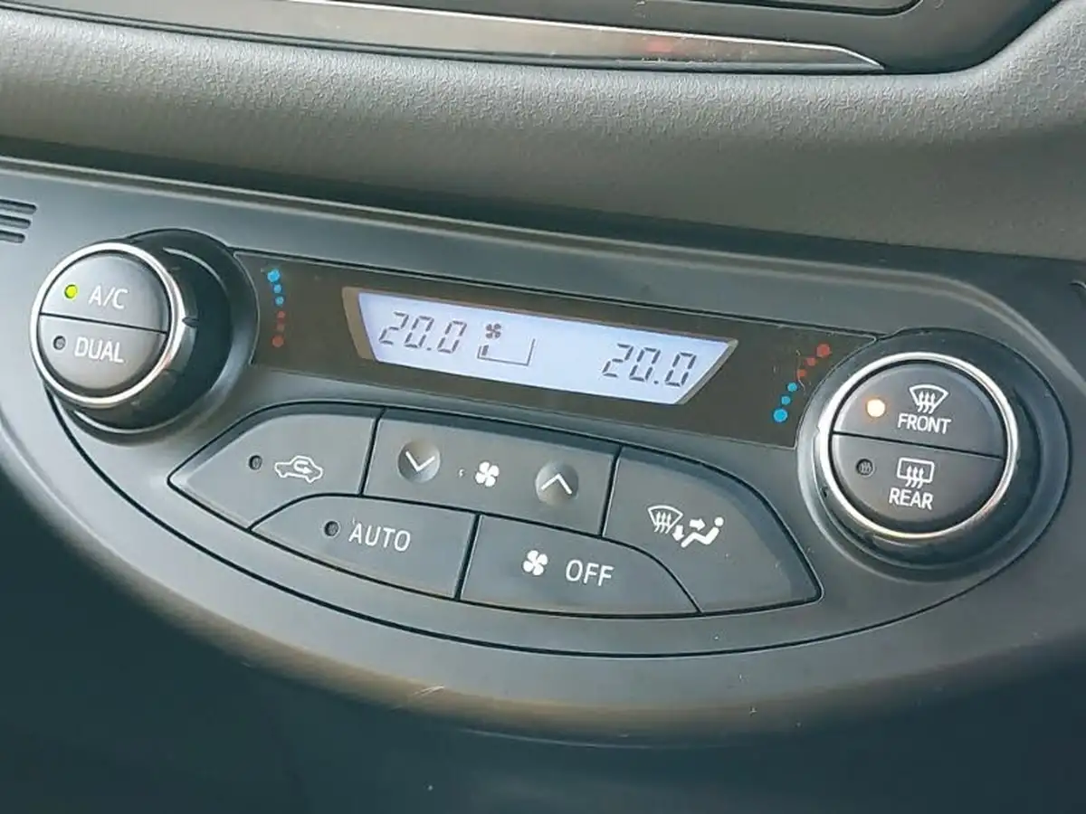 2015-toyota-yaris-15-vvt-i-sport-hybrid-big-13