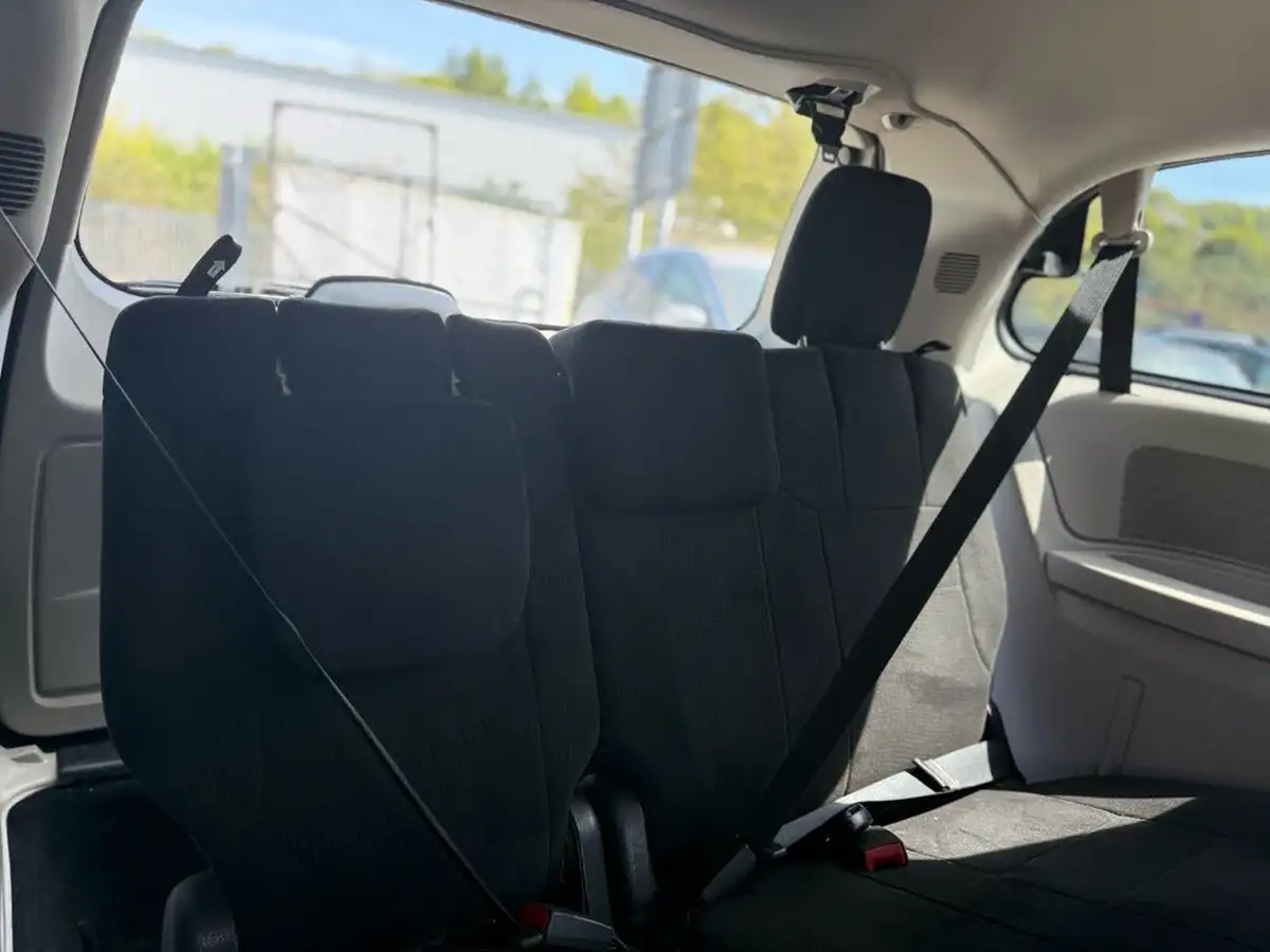 2012-chrysler-grand-voyager-28td-lx-big-12