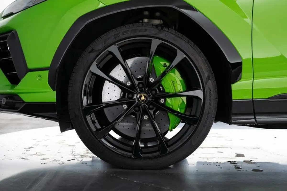 2023-lamborghini-urus-40-no-trim-big-8