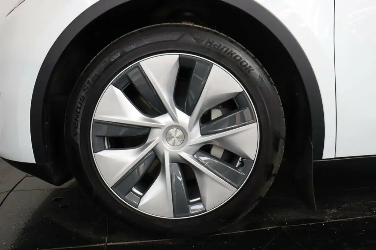 2024-tesla-model-y-e-rwd-big-15
