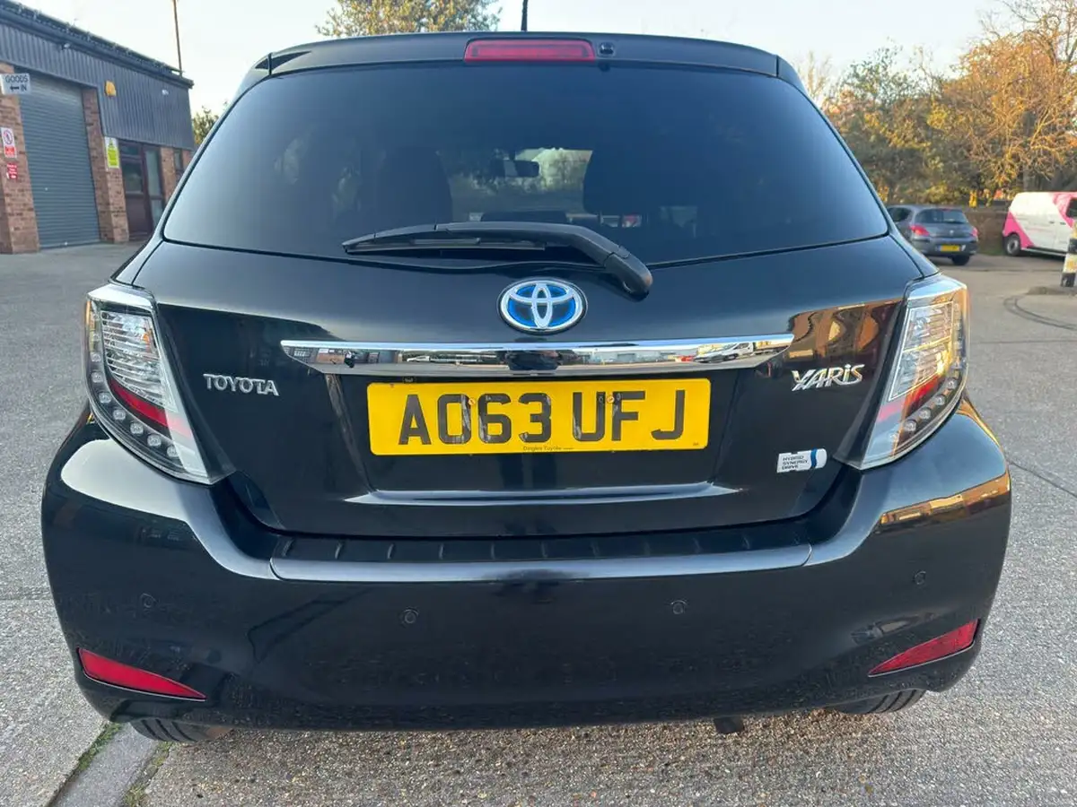 2014-toyota-yaris-15-vvt-i-icon-hybrid-big-21