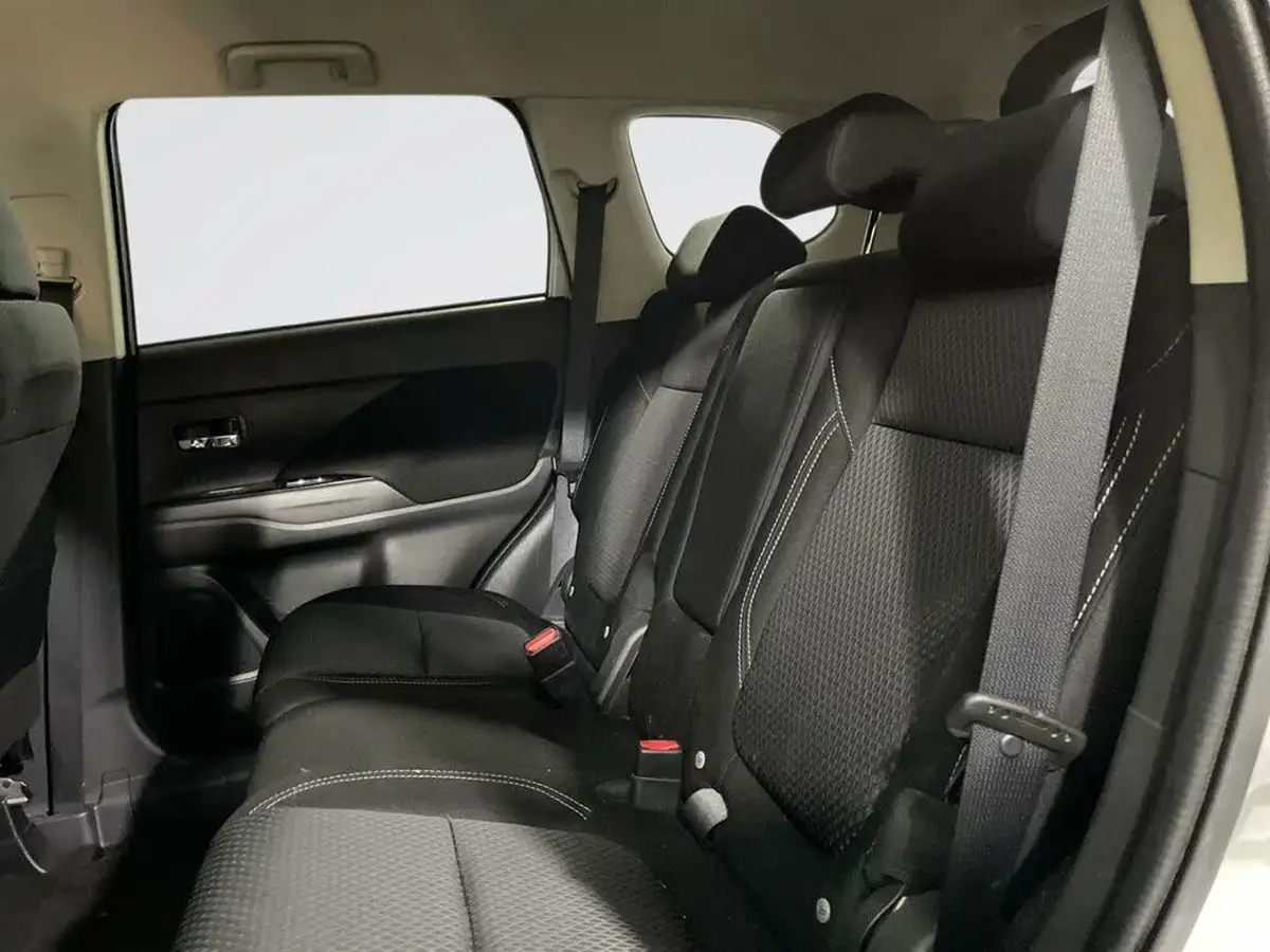 2020-mitsubishi-outlander-24-design-phev-big-14