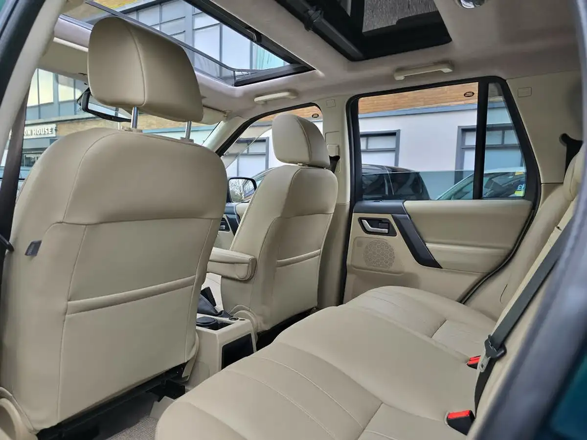 2011-land-rover-freelander-2-32-4x4-big-18