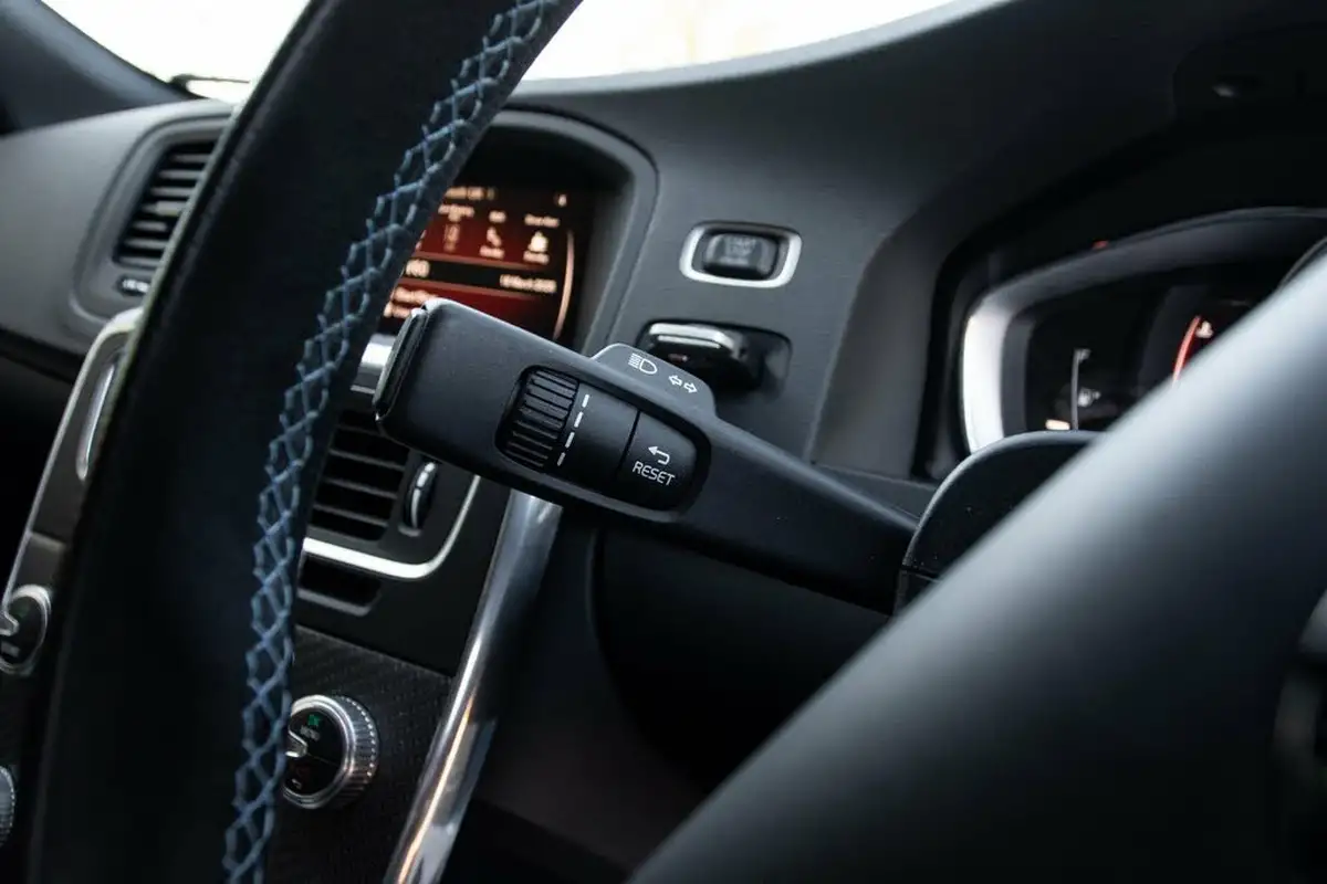 2017-volvo-v60-20-t6-polestar-big-17