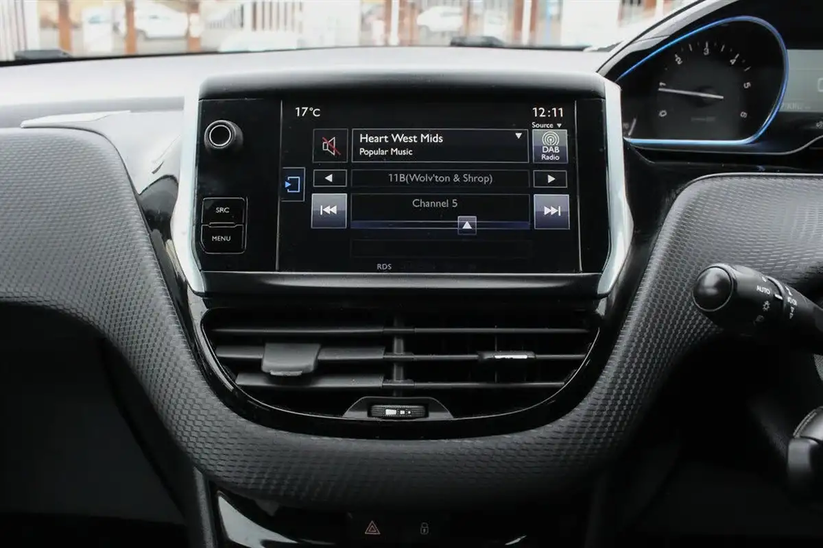 2015-peugeot-2008-crossover-16bluehdi-allure-120bhp-ss-big-33