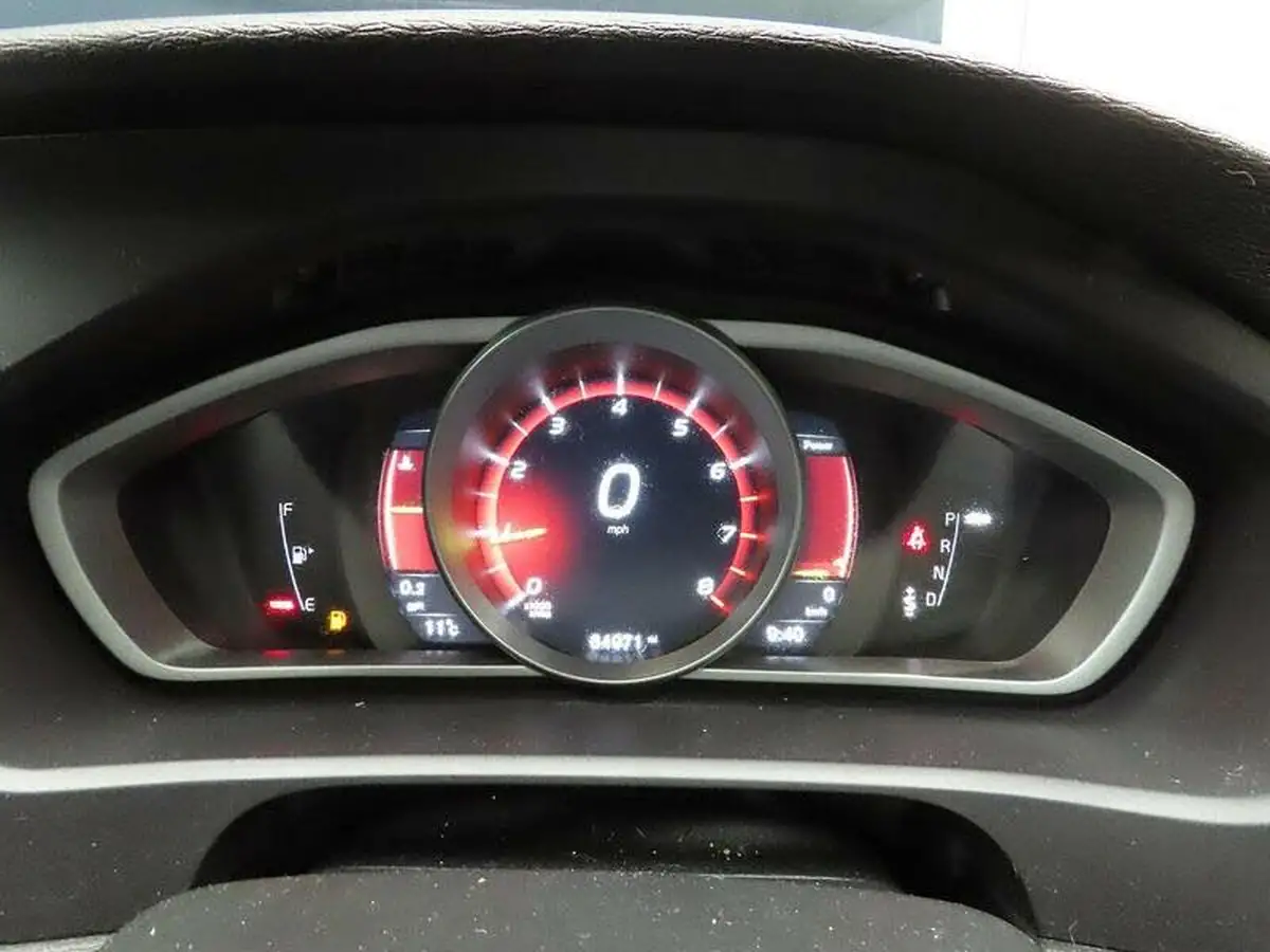 2018-volvo-v40-15-t2-r-design-pro-big-11